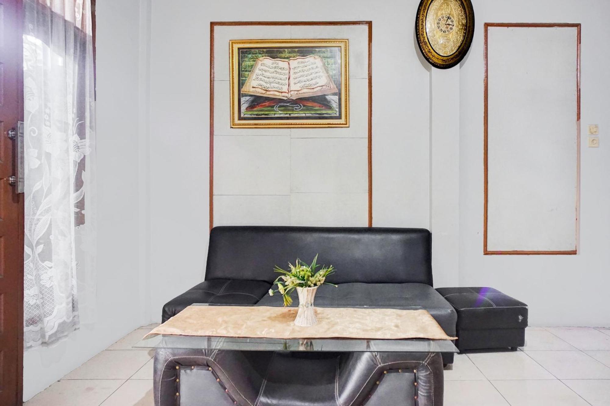 Oyo 93071 Home Stay Kembar Syariah Binjai Esterno foto
