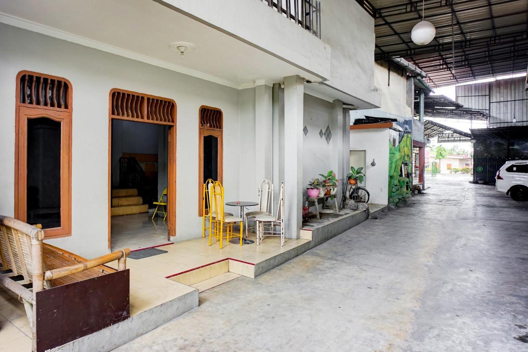 Oyo 93071 Home Stay Kembar Syariah Binjai Esterno foto